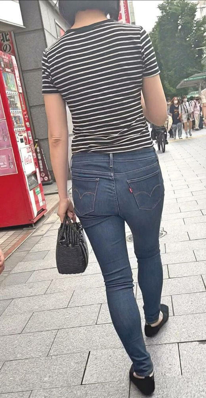 - 101 voyeur erotic images! - The thigh comes out of the naughty buttocks that can be seen from the skinny pants! 73th image