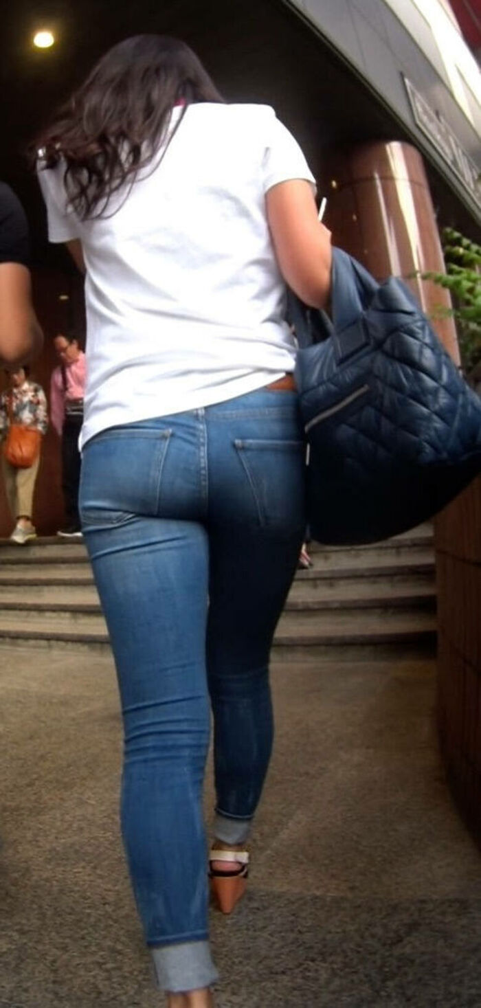 - 101 voyeur erotic images! - The thigh comes out of the naughty buttocks that can be seen from the skinny pants! 74th image
