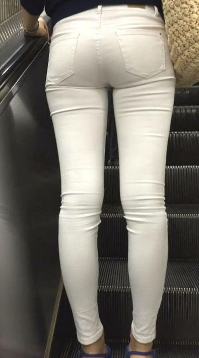 - 101 voyeur erotic images! - The thigh comes out of the naughty buttocks that can be seen from the skinny pants! 75th image