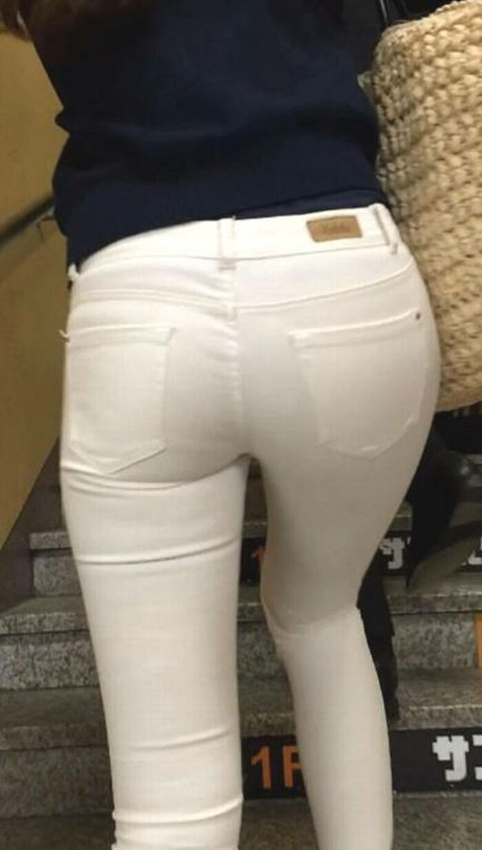 - 101 voyeur erotic images! - The thigh comes out of the naughty buttocks that can be seen from the skinny pants! 76th image