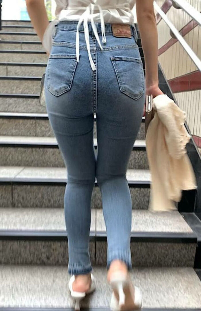 - 101 voyeur erotic images! - The thigh comes out of the naughty buttocks that can be seen from the skinny pants! 77th image