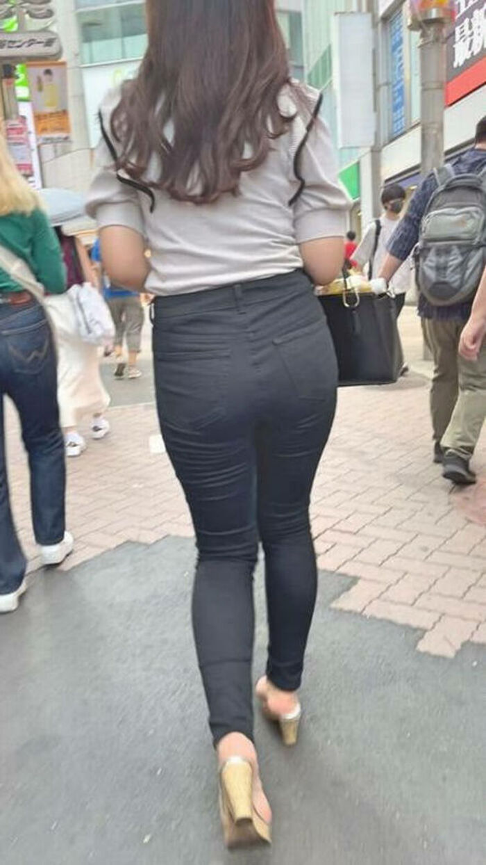 - 101 voyeur erotic images! - The thigh comes out of the naughty buttocks that can be seen from the skinny pants! 79th image