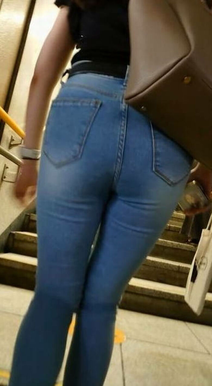 - 101 voyeur erotic images! - The thigh comes out of the naughty buttocks that can be seen from the skinny pants! 8th image