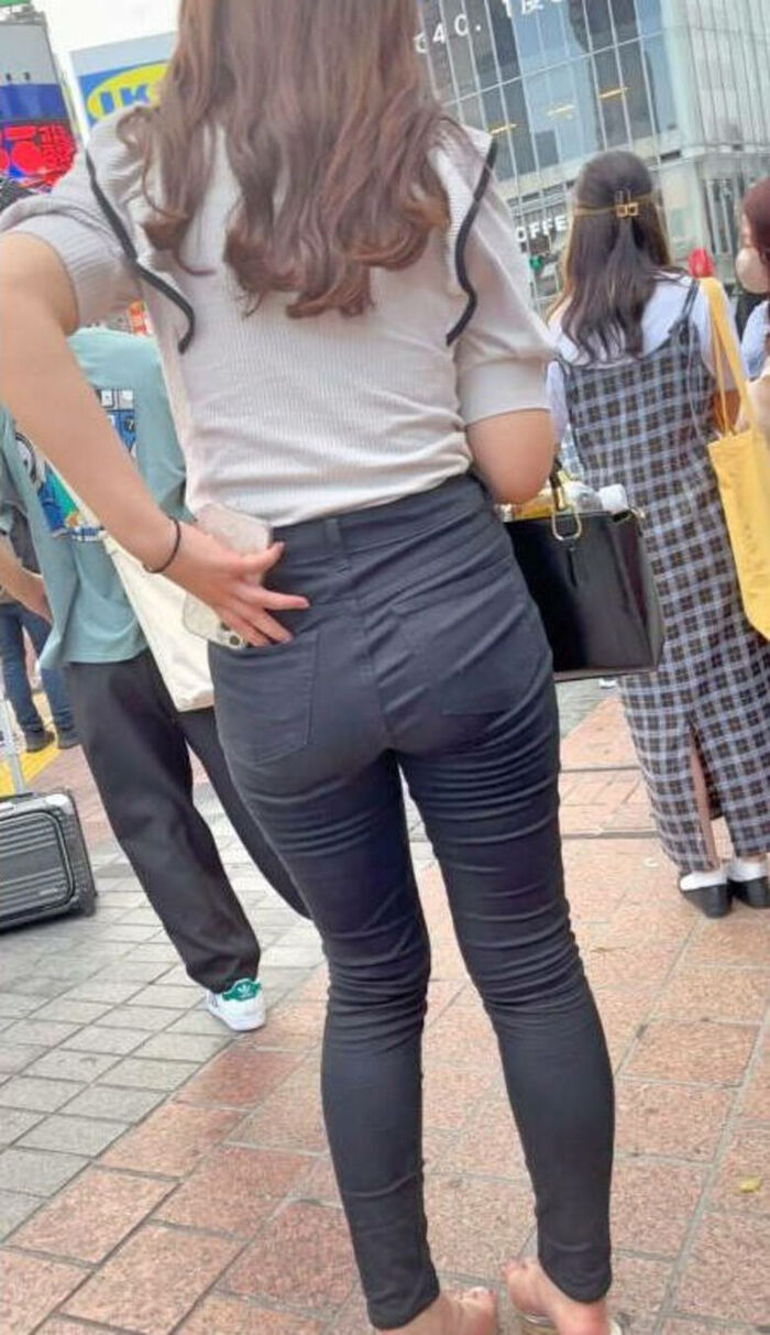 - 101 voyeur erotic images! - The thigh comes out of the naughty buttocks that can be seen from the skinny pants! 80th image