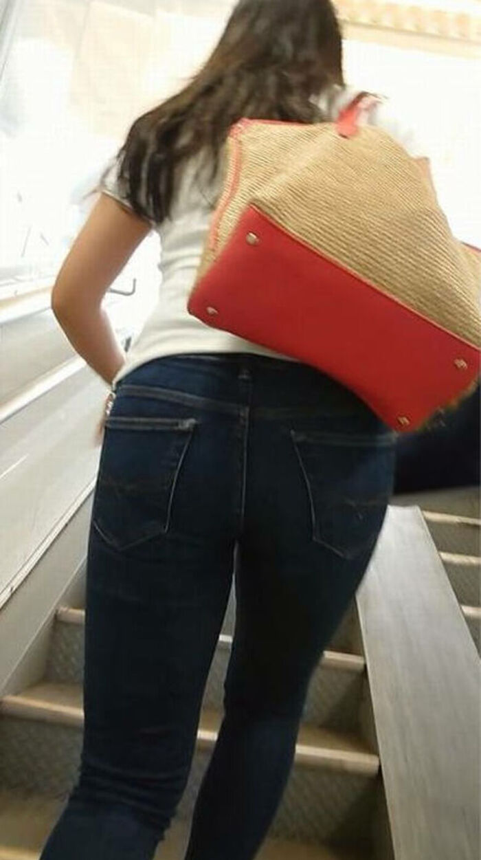 - 101 voyeur erotic images! - The thigh comes out of the naughty buttocks that can be seen from the skinny pants! 81th image