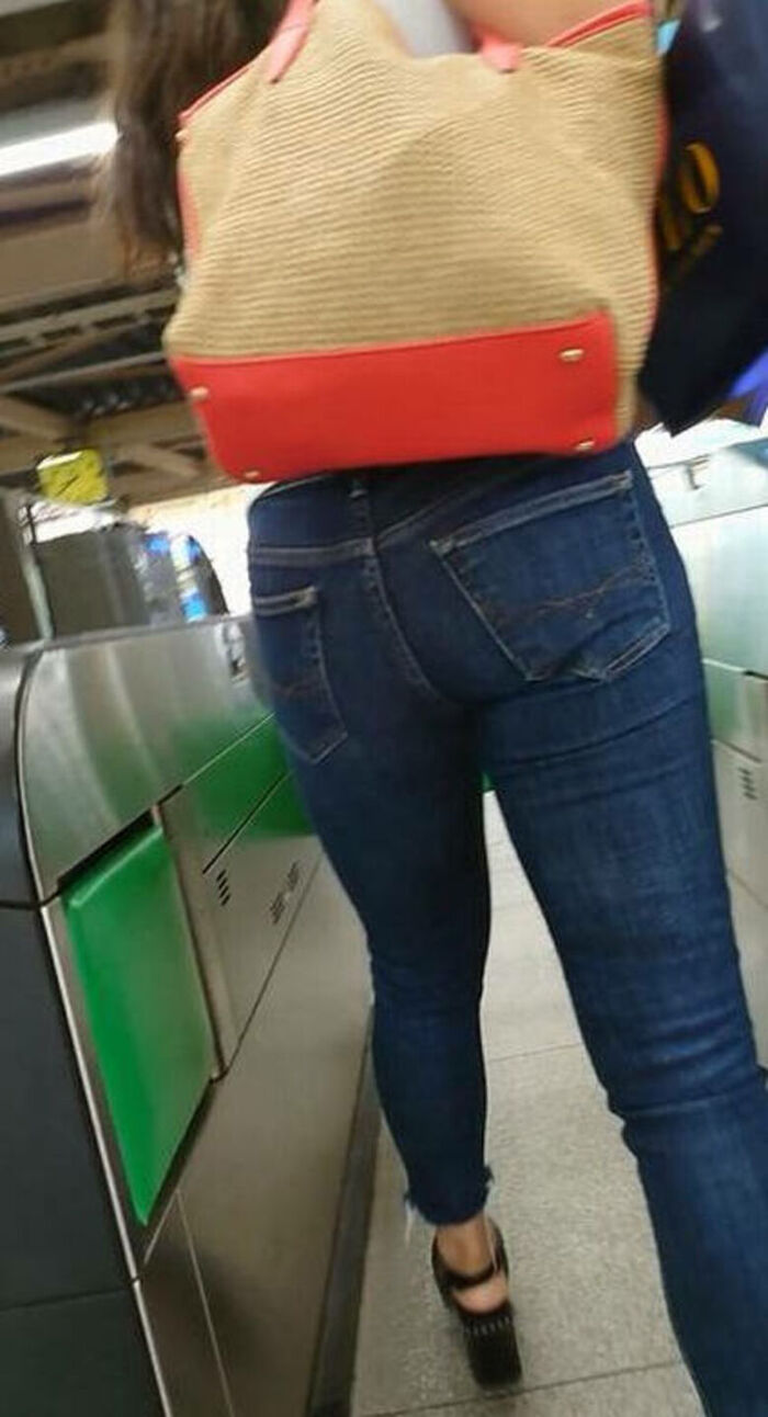 - 101 voyeur erotic images! - The thigh comes out of the naughty buttocks that can be seen from the skinny pants! 82th image
