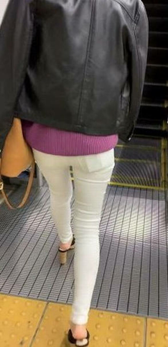 - 101 voyeur erotic images! - The thigh comes out of the naughty buttocks that can be seen from the skinny pants! 83th image