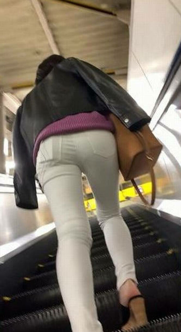 - 101 voyeur erotic images! - The thigh comes out of the naughty buttocks that can be seen from the skinny pants! 84th image