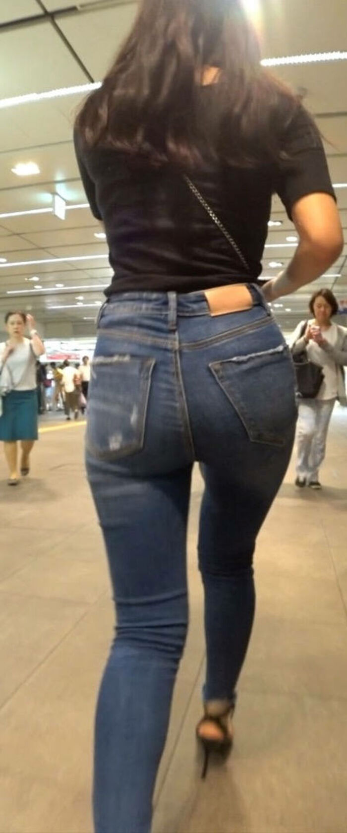 - 101 voyeur erotic images! - The thigh comes out of the naughty buttocks that can be seen from the skinny pants! 85th image