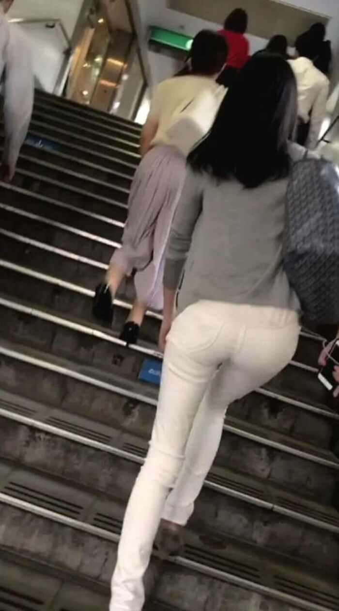 - 101 voyeur erotic images! - The thigh comes out of the naughty buttocks that can be seen from the skinny pants! 86th image