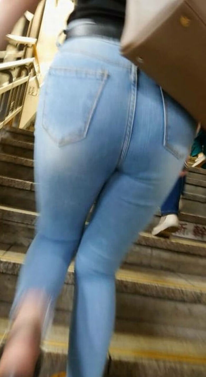 - 101 voyeur erotic images! - The thigh comes out of the naughty buttocks that can be seen from the skinny pants! 9th image
