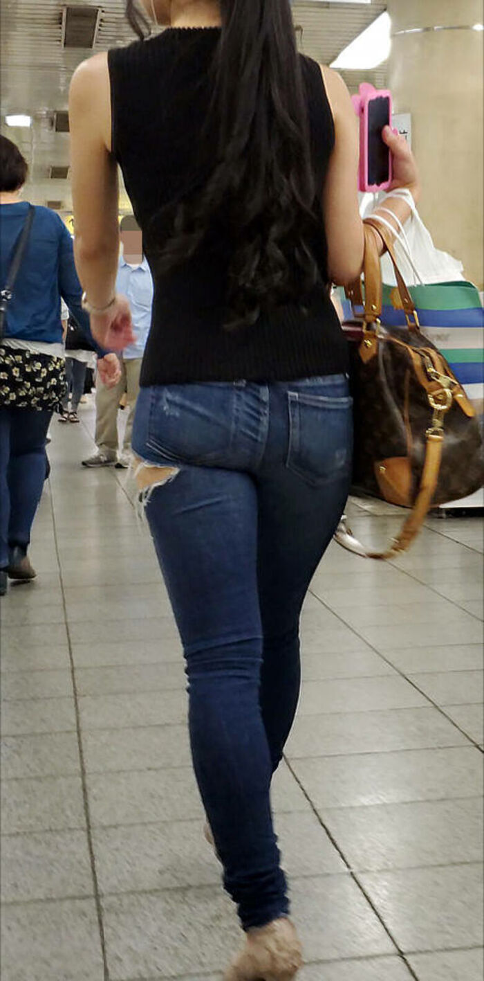 - 101 voyeur erotic images! - The thigh comes out of the naughty buttocks that can be seen from the skinny pants! 92th image