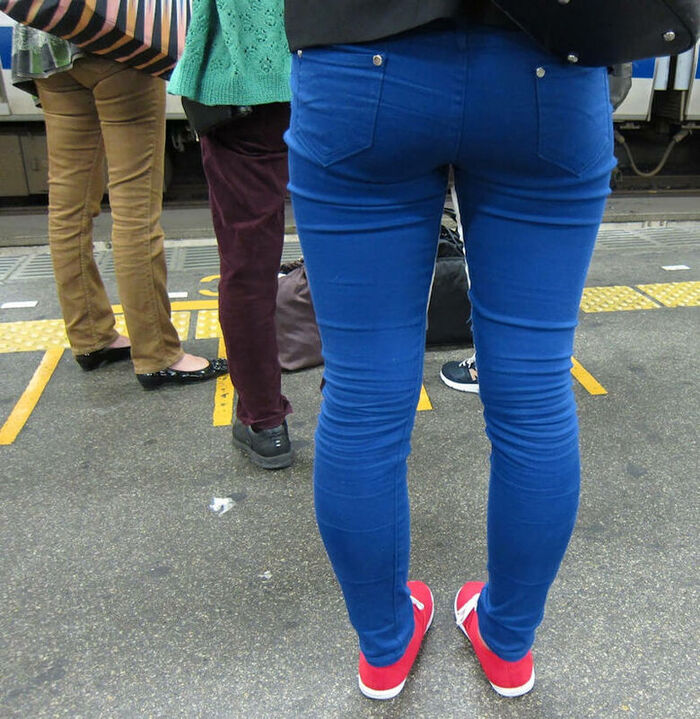 - 101 voyeur erotic images! - The thigh comes out of the naughty buttocks that can be seen from the skinny pants! 96th image