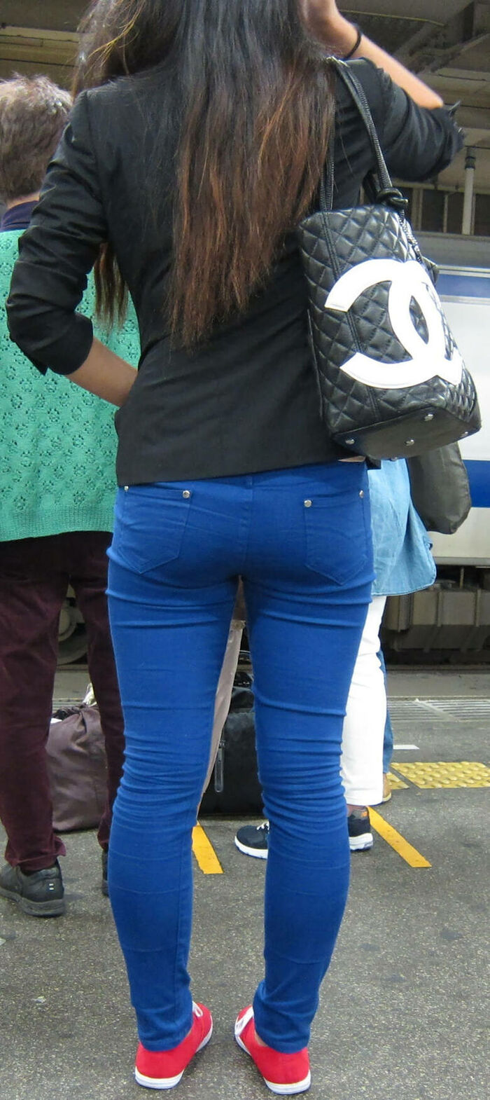 - 101 voyeur erotic images! - The thigh comes out of the naughty buttocks that can be seen from the skinny pants! 98th image