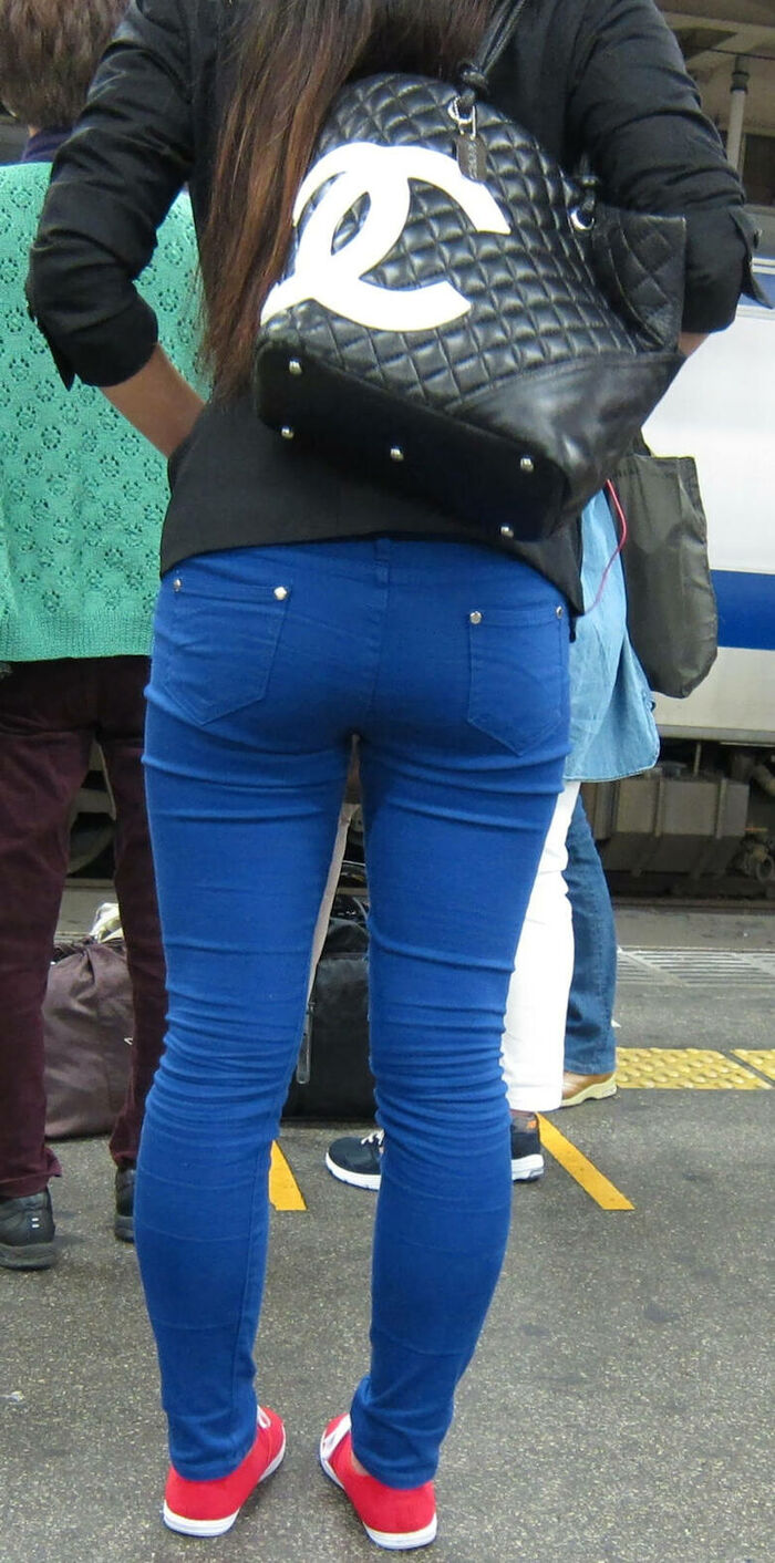 - 101 voyeur erotic images! - The thigh comes out of the naughty buttocks that can be seen from the skinny pants! 99th image