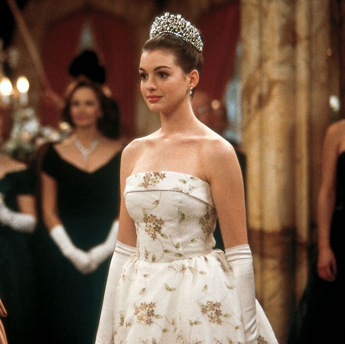 Girlish pretty! Anne Hathaway (41) captivates in a white super mini dress!! 8th image