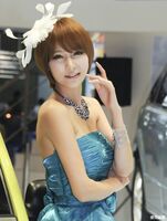 2011 Shanghai Car Exhibition 上的絕色美女