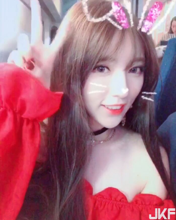 Korean big-eyed girl The two balls of flesh on her chest are super tight, so big that people instantly change their minds! 4th image