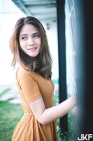 白嫩氣質女孩 甜美的微微一笑 讓人好想帶回家啊!!
