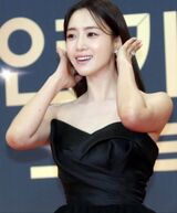 韓國女藝人、饒tongue者和主持人,女子流行音樂組合成員--鹹𤨒晶