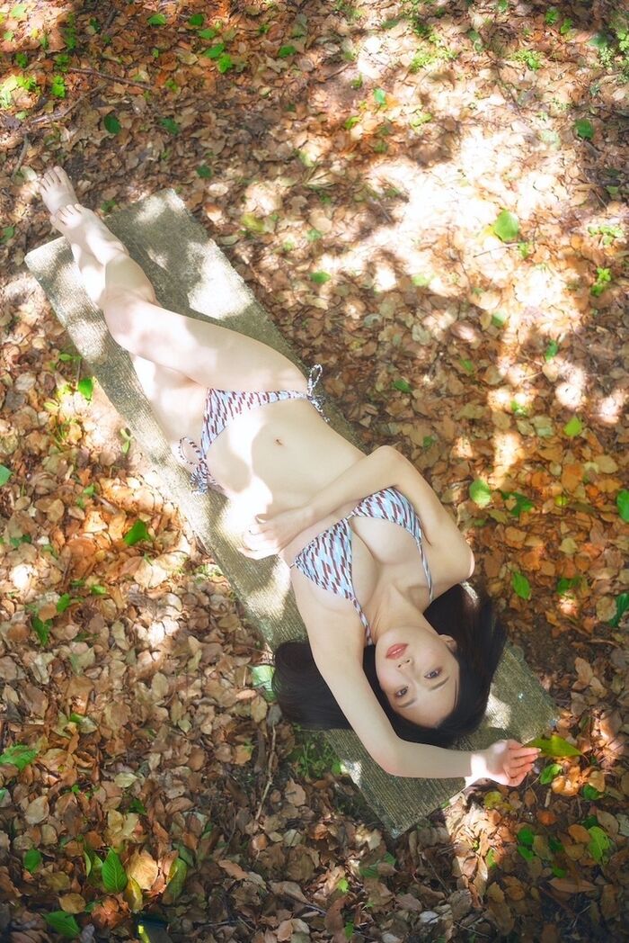 [Swimsuit image] Even though she is 145 cm tall, her idol with huge breasts is dangerous wwwwwwww Miyu Kishi, boldly releases her powerful bust in the latest gravure photo book!! 32th image