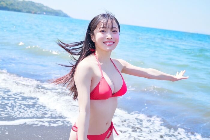 [Swimsuit image] Even though she is 145 cm tall, her idol with huge breasts is dangerous wwwwwwww Miyu Kishi, boldly releases her powerful bust in the latest gravure photo book!! 36th image