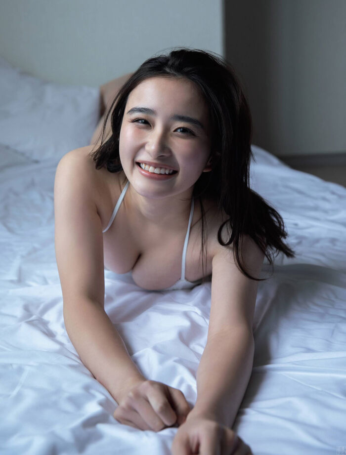 Oto Abe (20) Satomi Ishihara and the topical busty beauty make her shocking water book debut. --Added 3/11/2021 here... 5th image