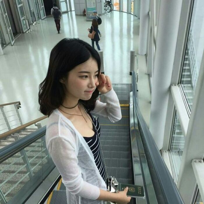 一開始以為是個清純派... 沒想到這張超低胸看展照「露出一半渾圓酥胸」:看起來好可口 2th image
