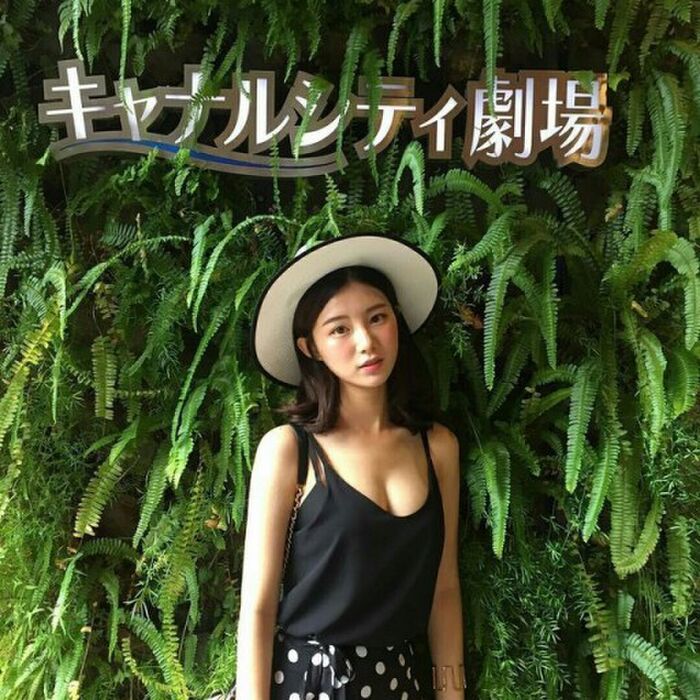 一開始以為是個清純派... 沒想到這張超低胸看展照「露出一半渾圓酥胸」:看起來好可口 5th image