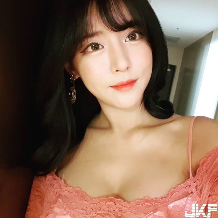 Han Guo Sweet Beauty System Correct Sister Exposure Deep Breast Groove Super Invitation Person Favorable Thoughts Buried Chest ... 11th image