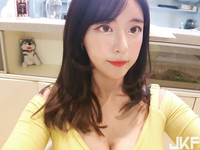 Han Guo Sweet Beauty System Correct Sister Exposure Deep Breast Groove Super Invitation Person Favorable Thoughts Buried Chest ... 2th image