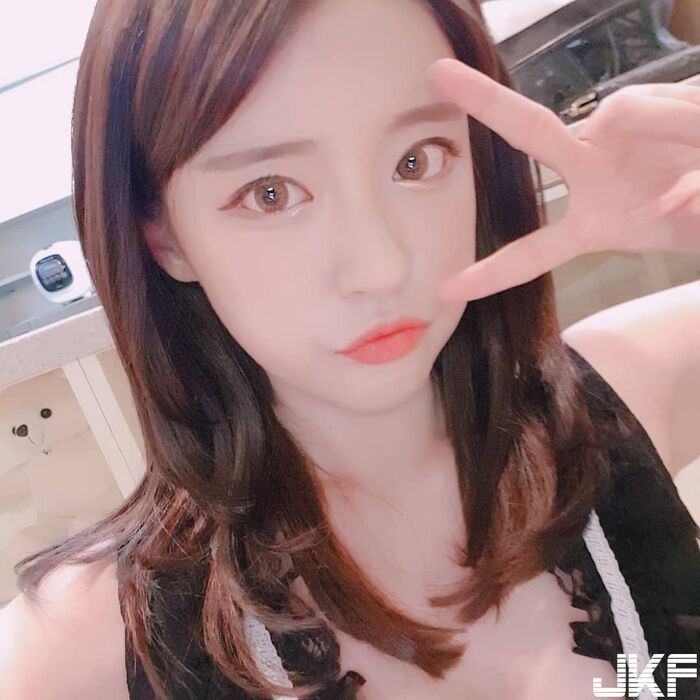 Han Guo Sweet Beauty System Correct Sister Exposure Deep Breast Groove Super Invitation Person Favorable Thoughts Buried Chest ... 3th image