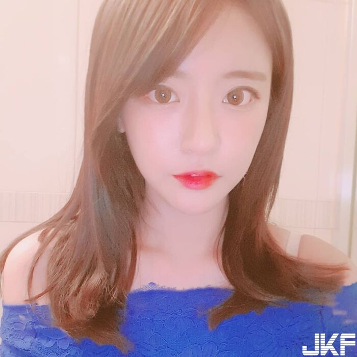 Han Guo Sweet Beauty System Correct Sister Exposure Deep Breast Groove Super Invitation Person Favorable Thoughts Buried Chest ... 4th image