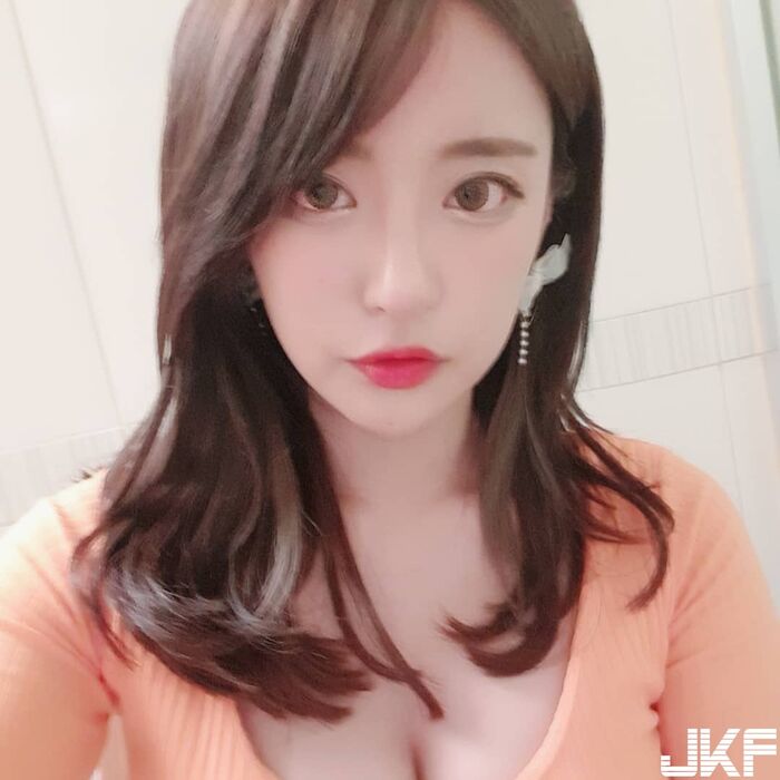 Han Guo Sweet Beauty System Correct Sister Exposure Deep Breast Groove Super Invitation Person Favorable Thoughts Buried Chest ... 5th image