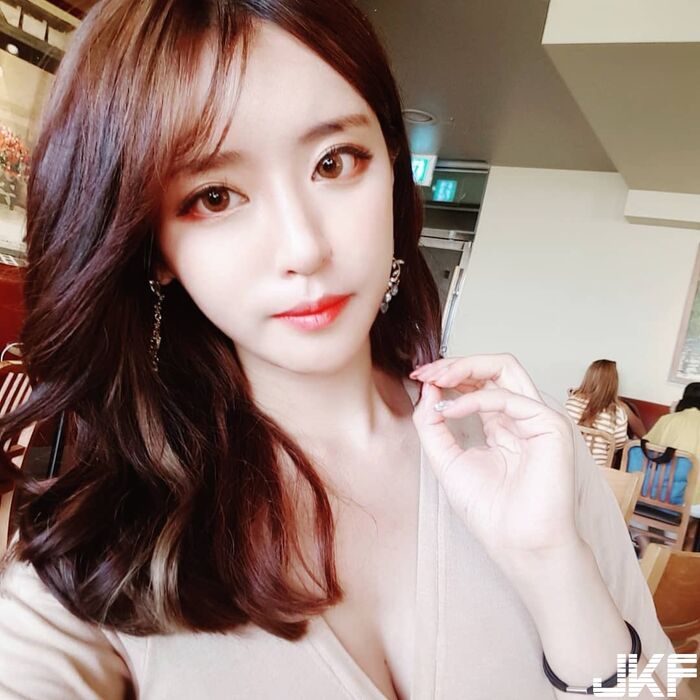 Han Guo Sweet Beauty System Correct Sister Exposure Deep Breast Groove Super Invitation Person Favorable Thoughts Buried Chest ... 8th image