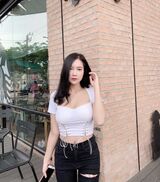 勾人媚眼捧起胸前圓乳 回眸電眼讓人心動不已