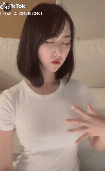 正妹川瀬 眠前自拍 眠袍滑落飽滿雙峰見客辣翻 16th image