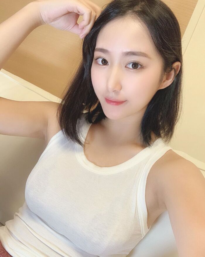 正妹川瀬 眠前自拍 眠袍滑落飽滿雙峰見客辣翻 4th image