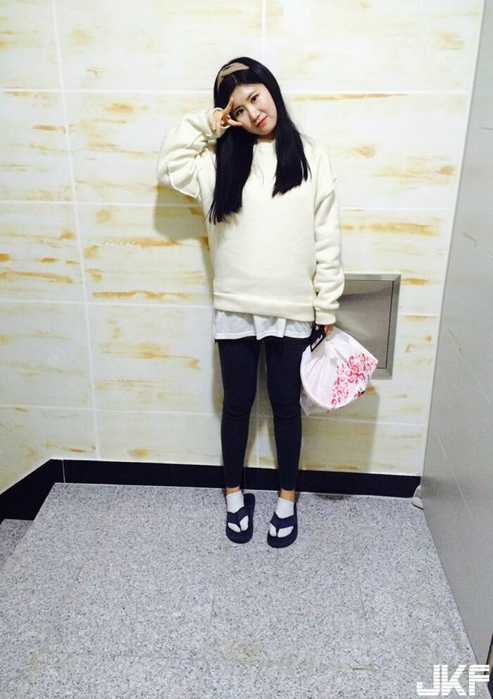 來自韓國的可愛女孩 她的迷人電眼把我全電的酥麻酥麻的!! 2th image