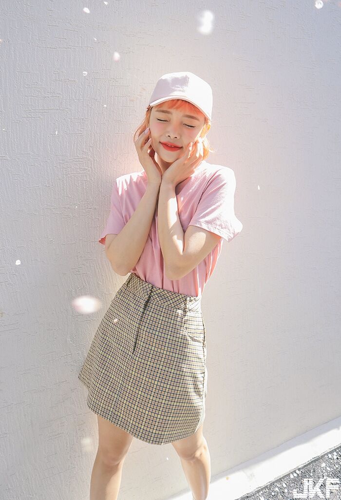 可愛小船馬 那雙白皙嫩腿讓人好想括妳收服 4th image