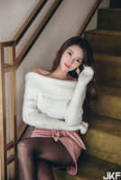 High-Defiant White Goddess Amiyu: 那雙絲襪一定很香