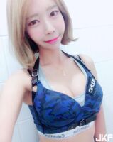 氣質短髮俏麗賽車模特 讓人看一秒就戀愛了!
