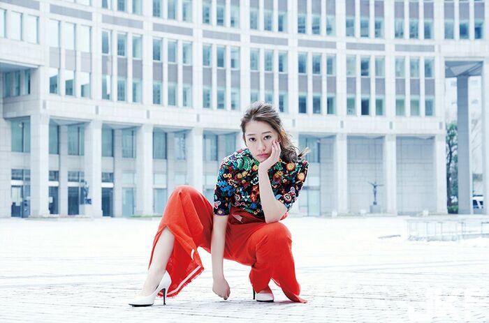 Reika Sakurai strolls around Shinjuku while scattering beauty. 10th image