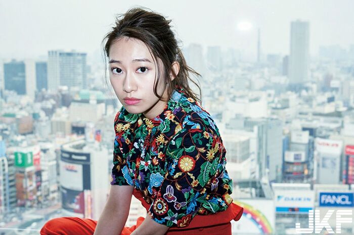 Reika Sakurai strolls around Shinjuku while scattering beauty. 11th image