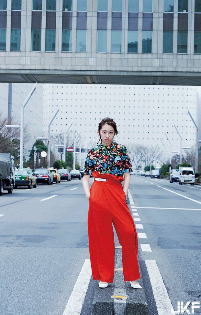 Reika Sakurai strolls around Shinjuku while scattering beauty. 12th image