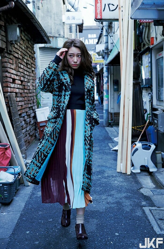 Reika Sakurai strolls around Shinjuku while scattering beauty. 5th image