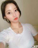 韓國隱乳正妹 那兩粒「碗公奶」快把服撐破 讓人看了目不轉睛!