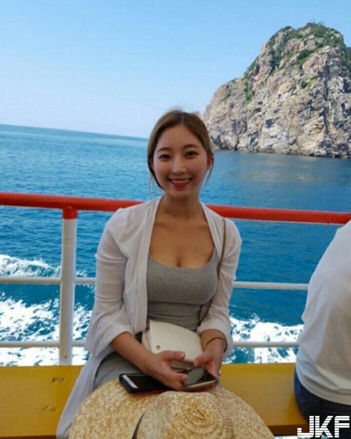 韓國隱乳正妹 那兩粒「碗公奶」快把服撐破 讓人看了目不轉睛! 14th image
