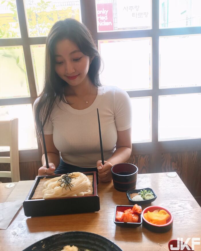 韓國隱乳正妹 那兩粒「碗公奶」快把服撐破 讓人看了目不轉睛! 2th image