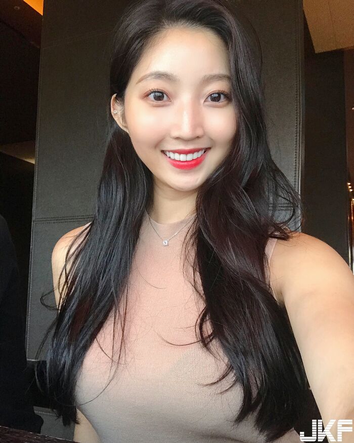 韓國隱乳正妹 那兩粒「碗公奶」快把服撐破 讓人看了目不轉睛! 4th image